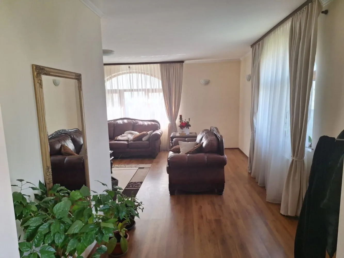 BRASADAS vinde casa individuala 8 cam teren 10 ari Unirii.