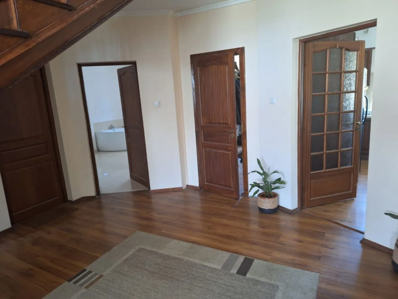 BRASADAS vinde casa individuala 8 cam teren 10 ari Unirii.