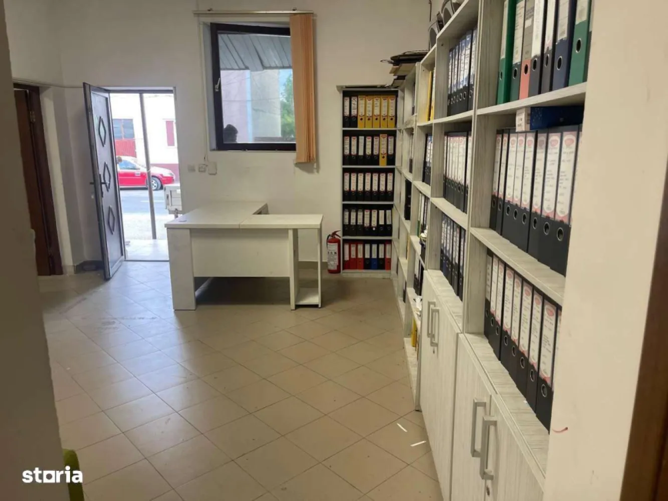 Spațiu comercial / Apartament,Titulescu 100 mp - Ai o afacere care are nevoie de vizibilitate, acces facil și spațiu de depozitare?Acest imobil îți oferă:Situat in cartierul Titulescu strada Gabriel Georgescu, zonă liniștită, dar cu acces rapid la principalele puncte de interes ale orașului.Spațiu versatil, ideal pentru afacere sau locuință100 mp utili, cu 4 încăperi,hol spațios,toaletă, ușor de recompartimentat pentru diferite utilizări.Intrare direct din stradă, curte privată în fața de 4x8 metri, perfectă pentru intrare generoasă sau amenajare exterioară.Depozit/garaj metalic situat în curtea comună, de 900 mp din care cota parte 150 mp ideal pentru stocare, depozit, garaj etc.Dotări & utilitățiCurent trifazic 380VGrup sanitar existent femei, bărbați.Geamuri mari, oferind lumină naturală optimă pentru un spațiu confortabil.Acces rapid la transport public, magazine, școli și alte facilități.Ideal pentru:Activități comerciale, magazin, salon, birouri, atelier, cabinet medical, showroom, farmacie, etc.Conversie în locuință – perfect pentru apartament spațios, birou cu locuință sau chiar investiție pentru închiriere.Spațiul necesită lucrări de reamenajare (inclusiv montarea unui sistem de încălzire), dar oferă libertate totală de compartimentare.Prețul reflectă această situație, fiind o oportunitate excelentă pentru cei care caută un spațiu cu potențial mare și investiție minimă.Pentru detalii și vizionare contactați tel/ WhatAppO oportunitate excelentă pentru cei care caută un spațiu versatil, bine poziționat, cu posibilitate de utilizare mixtă – comercială sau rezidențială!Cu o MICĂ investiție ai o MARE oportunitate!