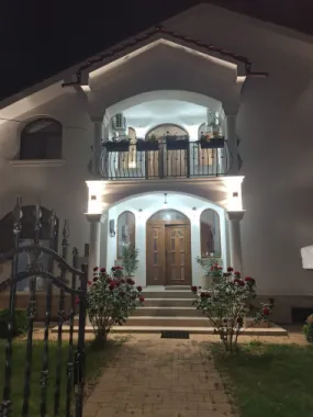BRASADAS vinde casa individuala 8 cam teren 10 ari Unirii.