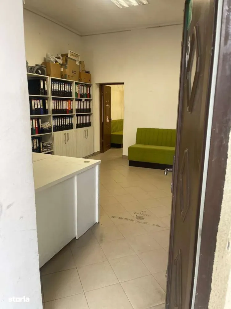 Spațiu comercial / Apartament,Titulescu 100 mp - Ai o afacere care are nevoie de vizibilitate, acces facil și spațiu de depozitare?Acest imobil îți oferă:Situat in cartierul Titulescu strada Gabriel Georgescu, zonă liniștită, dar cu acces rapid la principalele puncte de interes ale orașului.Spațiu versatil, ideal pentru afacere sau locuință100 mp utili, cu 4 încăperi,hol spațios,toaletă, ușor de recompartimentat pentru diferite utilizări.Intrare direct din stradă, curte privată în fața de 4x8 metri, perfectă pentru intrare generoasă sau amenajare exterioară.Depozit/garaj metalic situat în curtea comună, de 900 mp din care cota parte 150 mp ideal pentru stocare, depozit, garaj etc.Dotări & utilitățiCurent trifazic 380VGrup sanitar existent femei, bărbați.Geamuri mari, oferind lumină naturală optimă pentru un spațiu confortabil.Acces rapid la transport public, magazine, școli și alte facilități.Ideal pentru:Activități comerciale, magazin, salon, birouri, atelier, cabinet medical, showroom, farmacie, etc.Conversie în locuință – perfect pentru apartament spațios, birou cu locuință sau chiar investiție pentru închiriere.Spațiul necesită lucrări de reamenajare (inclusiv montarea unui sistem de încălzire), dar oferă libertate totală de compartimentare.Prețul reflectă această situație, fiind o oportunitate excelentă pentru cei care caută un spațiu cu potențial mare și investiție minimă.Pentru detalii și vizionare contactați tel/ WhatAppO oportunitate excelentă pentru cei care caută un spațiu versatil, bine poziționat, cu posibilitate de utilizare mixtă – comercială sau rezidențială!Cu o MICĂ investiție ai o MARE oportunitate!