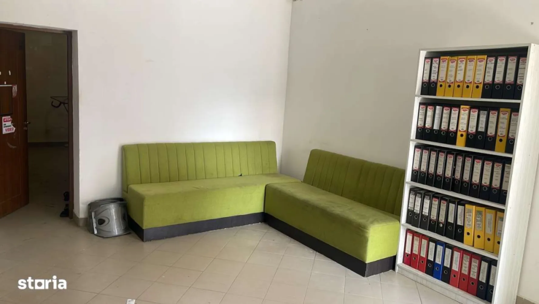 Spațiu comercial / Apartament,Titulescu 100 mp - Ai o afacere care are nevoie de vizibilitate, acces facil și spațiu de depozitare?Acest imobil îți oferă:Situat in cartierul Titulescu strada Gabriel Georgescu, zonă liniștită, dar cu acces rapid la principalele puncte de interes ale orașului.Spațiu versatil, ideal pentru afacere sau locuință100 mp utili, cu 4 încăperi,hol spațios,toaletă, ușor de recompartimentat pentru diferite utilizări.Intrare direct din stradă, curte privată în fața de 4x8 metri, perfectă pentru intrare generoasă sau amenajare exterioară.Depozit/garaj metalic situat în curtea comună, de 900 mp din care cota parte 150 mp ideal pentru stocare, depozit, garaj etc.Dotări & utilitățiCurent trifazic 380VGrup sanitar existent femei, bărbați.Geamuri mari, oferind lumină naturală optimă pentru un spațiu confortabil.Acces rapid la transport public, magazine, școli și alte facilități.Ideal pentru:Activități comerciale, magazin, salon, birouri, atelier, cabinet medical, showroom, farmacie, etc.Conversie în locuință – perfect pentru apartament spațios, birou cu locuință sau chiar investiție pentru închiriere.Spațiul necesită lucrări de reamenajare (inclusiv montarea unui sistem de încălzire), dar oferă libertate totală de compartimentare.Prețul reflectă această situație, fiind o oportunitate excelentă pentru cei care caută un spațiu cu potențial mare și investiție minimă.Pentru detalii și vizionare contactați tel/ WhatAppO oportunitate excelentă pentru cei care caută un spațiu versatil, bine poziționat, cu posibilitate de utilizare mixtă – comercială sau rezidențială!Cu o MICĂ investiție ai o MARE oportunitate!