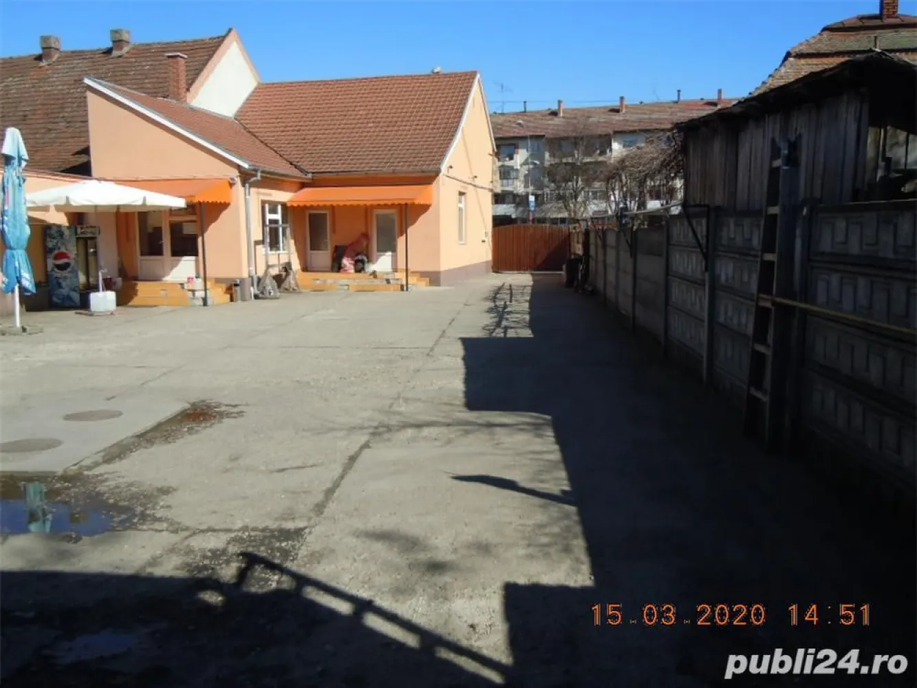 Spalatorie auto situată în Municipiul Satu Mare pe B-dul. Lucian Blaga nr. 45. - Spălătoria auto este situată în Municipiul Satu Mare pe B-dul. Lucian Blaga nr. 45. Terenul în proprietate are suprafața de 575 mp din care pe suprafața de 175 mp sunt edificate următoarele imobile: - hală cu 3 boxe pentru spălătoria auto - 95 mp; - clădire cu suprafața de 80 mp, ce conține un spațiu comercial stradal și încăperi utile pentru spălătorie (birou, vestiar, grupuri sociale). Pentru proiecte mai mari, acest teren împreună cu alte trei imobile învecinate au suprafața de cca. 2.000 mp, și sunt ideale pentru derularea unor proiecte de dezvoltare imobiliară.