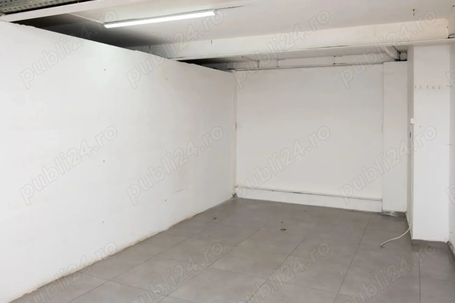 Spatiu Comercial Satu Mare - Oferim spre inchiriere un spatiu comericial ultracentral in Satu mare cu intrarea principala situata inspre parcul central. Suprafata utila este de 160 m2 si dispune de un semi-etaj de 40m2. Accesul principal se face de pe Piata Libertatii cu vizibilitate directa spre Parcul Central, dar dispune si de o intrare secundara ( de aprovizionare ) pe Str. Episcop Ham Janos. Spatiul este dotat cu central termica si exista posibilitatea de personalizare a spatiului. Spatiul dispune de o inaltime generoasa, vitrina mare spre parc si este situat in imediata proximitate a institutiilor, restaurantelor si zonei de promenada. Dorim colaborare pe termen lung (minim 3 ani) si prezentam disponibilitate imediata.