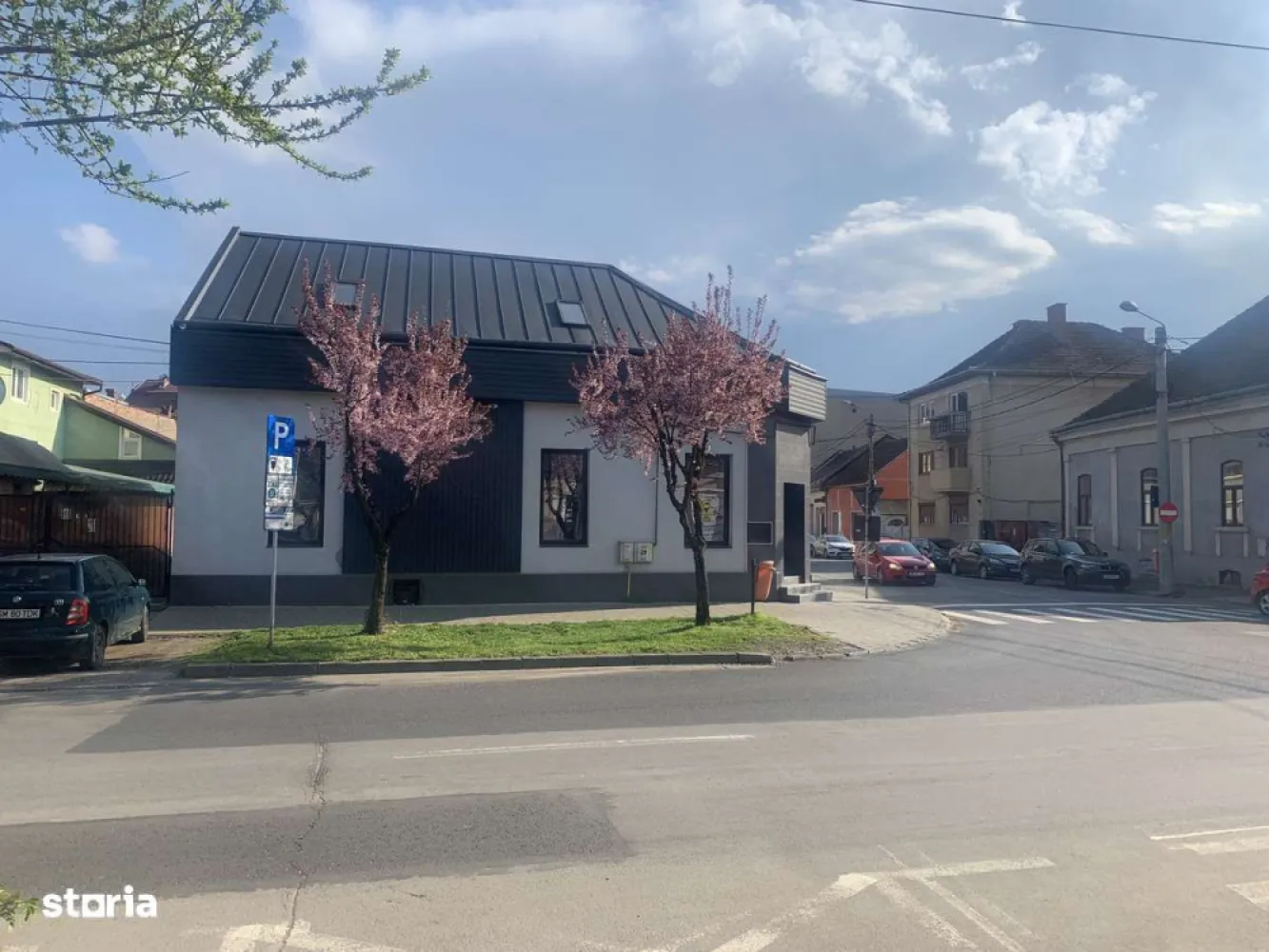 Spațiu comercial, Central, Martirilor Deportați colț Iului Maniu - spațiu comercial, Martirilor Deportați colț Iuliu Maniu vad excelent, amenajare modernă – situat într-una dintre cele mai circulate intersecții din centru orașuluiDetalii proprietate:Suprafață: 110 mp spațiu comercial + anexe.Subsol 20 mp (depozitare / cameră tehnică)Teren total 385 mp, curte înălțată, ideală pentru terasă sau extindere.Construcție independentă, colț de stradă, vizibilitate maximăVitrină generoasă, iluminat arhitecturalSpațiul este renovat + acoperiș nou cu posibilitatea de mansardare.Momentan funcționează ca pizzerie, dar este potrivit pentru: cabinet medical, cafenea, cofetărie, salon, farmacie, birouri, showroom, restaurant, agenție, birou notarial, clinică, cazino, etc.Toate utilitățile racordate: gaz, curent trifazic, apă, canal, internet.sistem de ventilație, grupuri sanitare, vestiar, cameră tehnică.Proprietate este pe persoană fizică, CF curat. intabulat spațiu comercial, liber de sarcini.