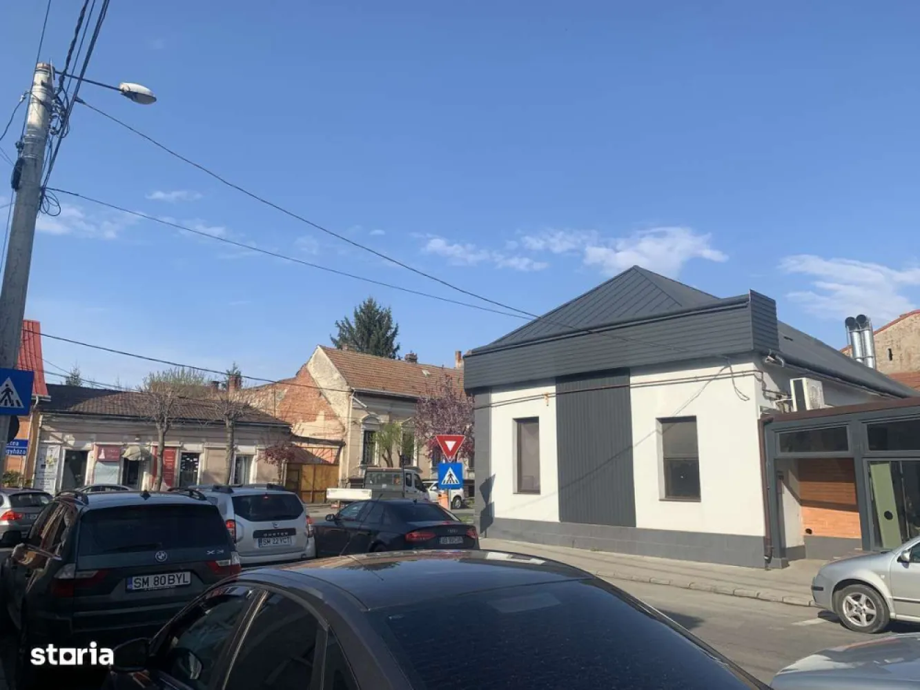 Spațiu comercial, Central, Martirilor Deportați colț Iului Maniu - spațiu comercial, Martirilor Deportați colț Iuliu Maniu vad excelent, amenajare modernă – situat într-una dintre cele mai circulate intersecții din centru orașuluiDetalii proprietate:Suprafață: 110 mp spațiu comercial + anexe.Subsol 20 mp (depozitare / cameră tehnică)Teren total 385 mp, curte înălțată, ideală pentru terasă sau extindere.Construcție independentă, colț de stradă, vizibilitate maximăVitrină generoasă, iluminat arhitecturalSpațiul este renovat + acoperiș nou cu posibilitatea de mansardare.Momentan funcționează ca pizzerie, dar este potrivit pentru: cabinet medical, cafenea, cofetărie, salon, farmacie, birouri, showroom, restaurant, agenție, birou notarial, clinică, cazino, etc.Toate utilitățile racordate: gaz, curent trifazic, apă, canal, internet.sistem de ventilație, grupuri sanitare, vestiar, cameră tehnică.Proprietate este pe persoană fizică, CF curat. intabulat spațiu comercial, liber de sarcini.