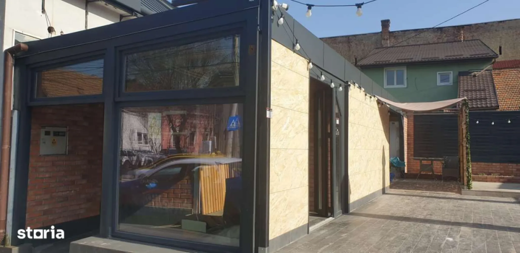 Spațiu comercial, Central, Martirilor Deportați colț Iului Maniu - spațiu comercial, Martirilor Deportați colț Iuliu Maniu vad excelent, amenajare modernă – situat într-una dintre cele mai circulate intersecții din centru orașuluiDetalii proprietate:Suprafață: 110 mp spațiu comercial + anexe.Subsol 20 mp (depozitare / cameră tehnică)Teren total 385 mp, curte înălțată, ideală pentru terasă sau extindere.Construcție independentă, colț de stradă, vizibilitate maximăVitrină generoasă, iluminat arhitecturalSpațiul este renovat + acoperiș nou cu posibilitatea de mansardare.Momentan funcționează ca pizzerie, dar este potrivit pentru: cabinet medical, cafenea, cofetărie, salon, farmacie, birouri, showroom, restaurant, agenție, birou notarial, clinică, cazino, etc.Toate utilitățile racordate: gaz, curent trifazic, apă, canal, internet.sistem de ventilație, grupuri sanitare, vestiar, cameră tehnică.Proprietate este pe persoană fizică, CF curat. intabulat spațiu comercial, liber de sarcini.