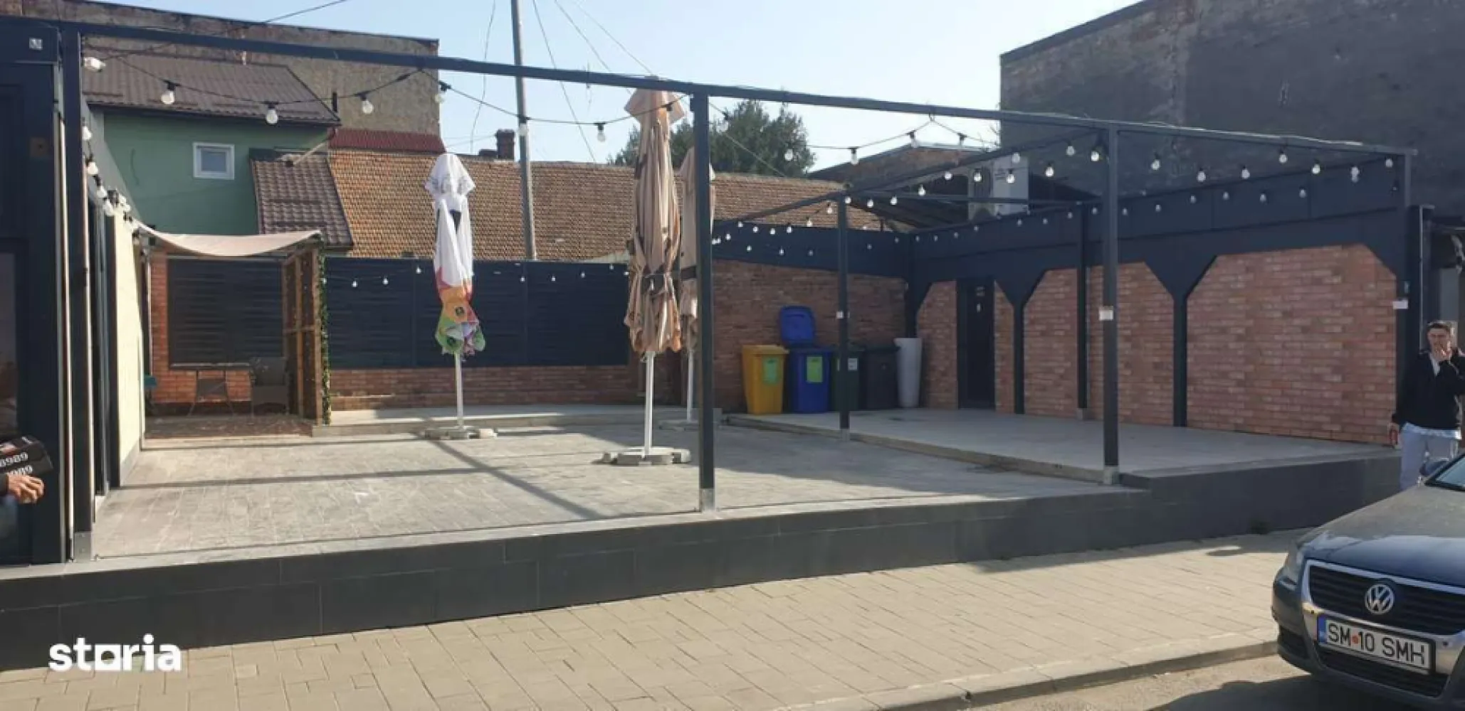 Spațiu comercial, Central, Martirilor Deportați colț Iului Maniu - spațiu comercial, Martirilor Deportați colț Iuliu Maniu vad excelent, amenajare modernă – situat într-una dintre cele mai circulate intersecții din centru orașuluiDetalii proprietate:Suprafață: 110 mp spațiu comercial + anexe.Subsol 20 mp (depozitare / cameră tehnică)Teren total 385 mp, curte înălțată, ideală pentru terasă sau extindere.Construcție independentă, colț de stradă, vizibilitate maximăVitrină generoasă, iluminat arhitecturalSpațiul este renovat + acoperiș nou cu posibilitatea de mansardare.Momentan funcționează ca pizzerie, dar este potrivit pentru: cabinet medical, cafenea, cofetărie, salon, farmacie, birouri, showroom, restaurant, agenție, birou notarial, clinică, cazino, etc.Toate utilitățile racordate: gaz, curent trifazic, apă, canal, internet.sistem de ventilație, grupuri sanitare, vestiar, cameră tehnică.Proprietate este pe persoană fizică, CF curat. intabulat spațiu comercial, liber de sarcini.