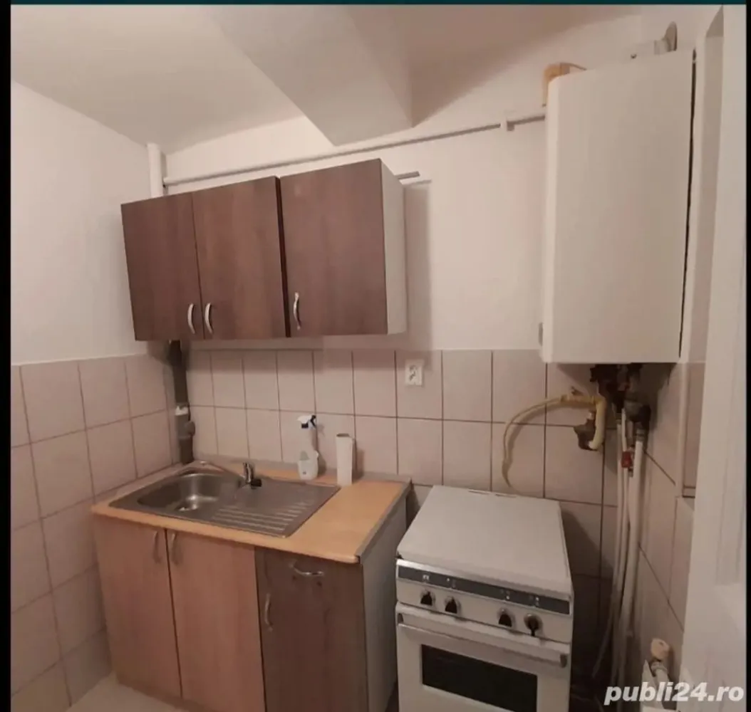 BRASADAS vinde garsoniera 21mp pe Ostrovului la PARTER. - Agentia Imobiliara BRASADAS vinde garsoniera 21mp la PARTER pe Ostrovului. Dotata, utilata, geamuri termopan, usa metalica, centrala, frigider, masina de spalat. Www.brasadas.com.