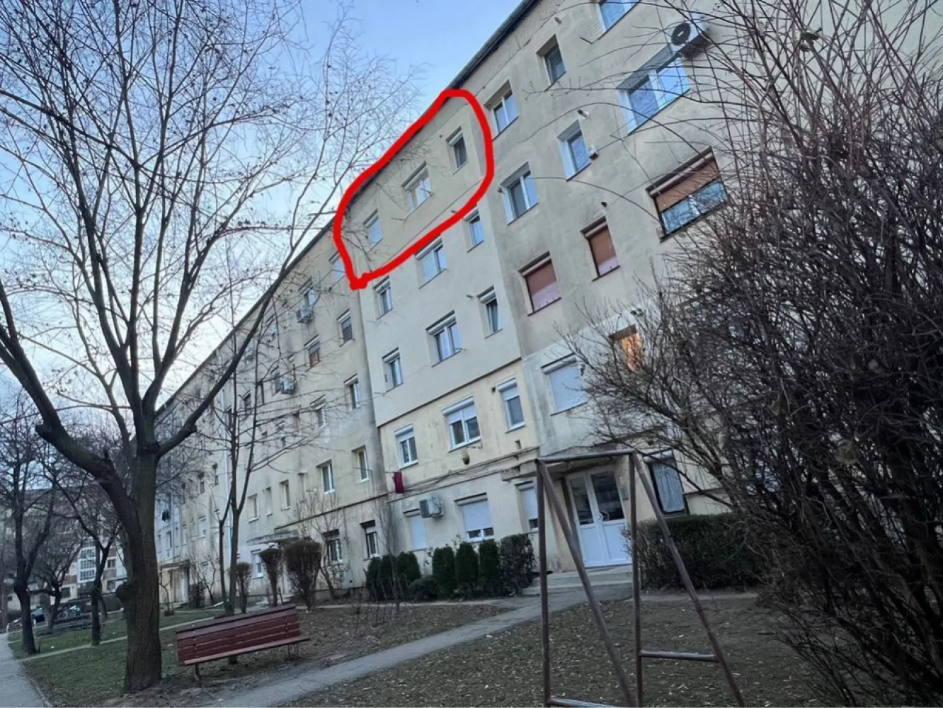 Vand Apartament 2 camere 4/4. Mobilat si utilat - •Vă oferim spre vânzare un apartament cu 2 camere complet mobilat și utilat situat pe strada Humulești nr. 11, la etajul 4din 4 al unui bloc izolat termic, într-o scară curată și îngrijită, închisă cu interfon. Cu o suprafață utilă de 33.mp, locuința este compartimentată eficient: hol de acces, bucătărie , cameră de zi, baie și dormitor. •Zona în care este amplasat apartamentul oferă toate facilitățile necesare pentru un stil de viață comod: magazine alimentare, parc, stații de autobuz și taxi, benzinărie, piață, școli și grădinițe, toate aflate la distanță mică de mers pe jos.