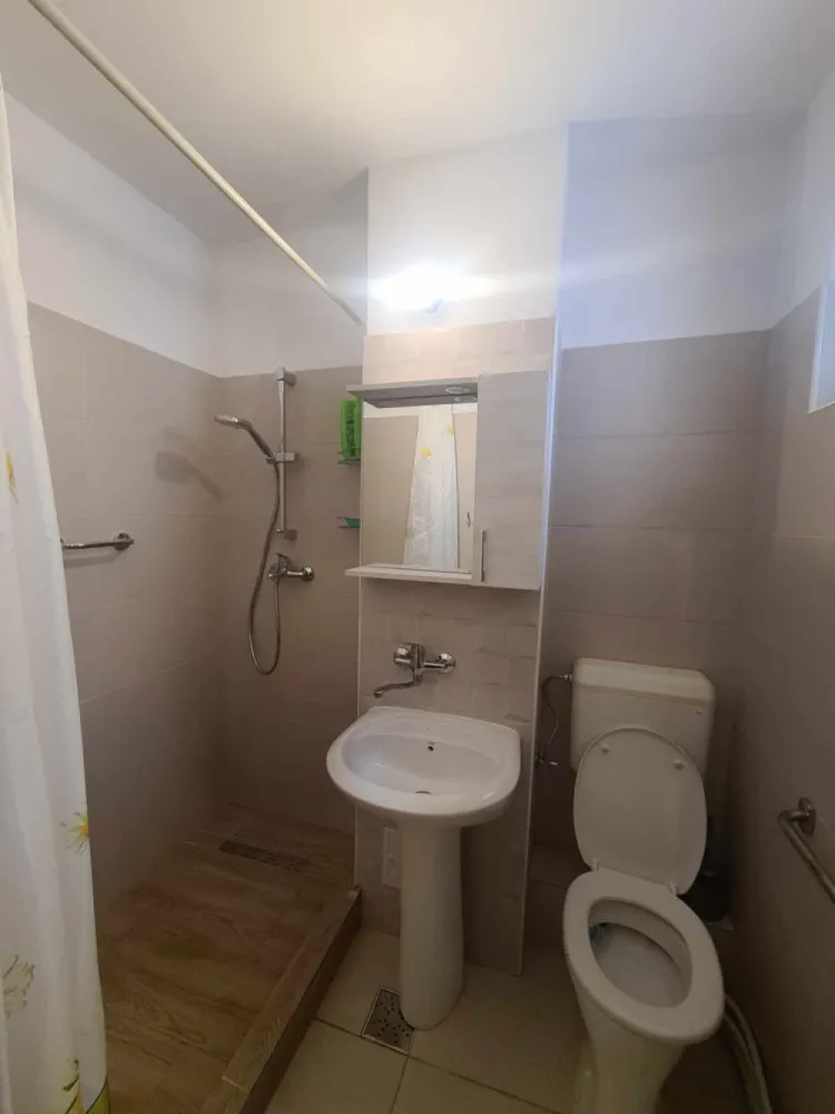 BRASADAS vinde ap 2 cam etaj 2/4 în Micro 15. - Agentia Imobiliara BRASADAS vinde apartament cu 2 camere, cu o suprafață utilă de 64 mp, situat la etajul 2/4 în zona Micro 15, Satu Mare. Compartimentare: 2 camere, 1 bucătărie, 1 baie, 2 holuri și 1 debara. Facilități: • Bloc izolat exterior • Construcție din cărămidă • Baie recent renovată • Balcon închis cu geamuri termopan • Centrală termică proprie pe gaz (schimbată recent) Preț: 67.000 €