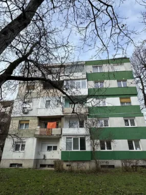 BRASADAS vinde ap 2 cam etaj 2/4 în Micro 15.