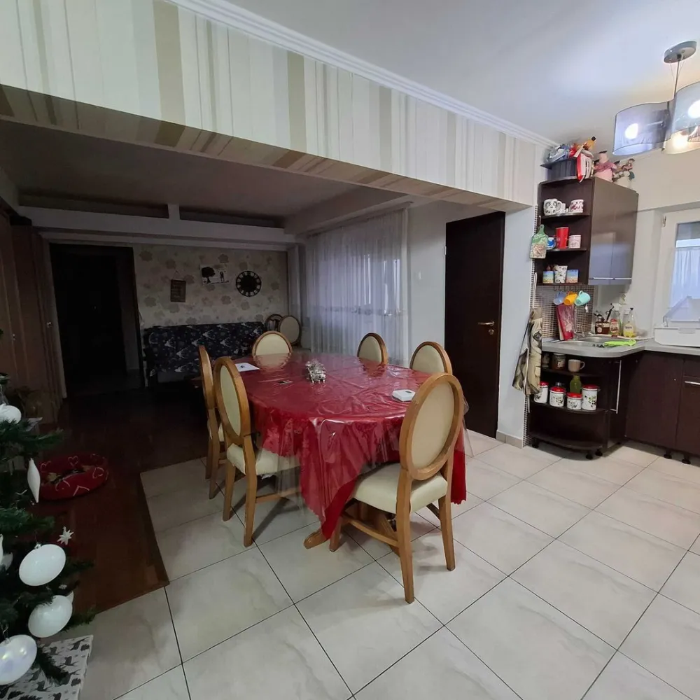 BRASADAS vinde ap cam etaj 2 in zona Avram Iancu. - Agentia Imobiliara BRASADAS vinde apartament 3 camere semidecomandat la etajul 2. Situat pe strada Avram Iancu in apropierea stadionului Olimpia, imobilul dispune de două dormitoare, o bucătărie deschisă cu livingul, o baie, un balcon și două cămări, geamuri termopan și parțial mobilat. Acest apartament este ideal pentru o familie cu copii, într-o zonă liniștită cu acces facil la transport, magazine, școli și parcuri. Www.brasadas.com.