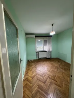 BRASADAS vinde ap 2 cam etaj 2/4 în Micro 15.
