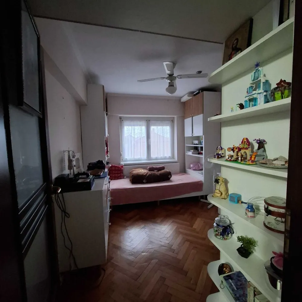 BRASADAS vinde ap cam etaj 2 in zona Avram Iancu. - Agentia Imobiliara BRASADAS vinde apartament 3 camere semidecomandat la etajul 2. Situat pe strada Avram Iancu in apropierea stadionului Olimpia, imobilul dispune de două dormitoare, o bucătărie deschisă cu livingul, o baie, un balcon și două cămări, geamuri termopan și parțial mobilat. Acest apartament este ideal pentru o familie cu copii, într-o zonă liniștită cu acces facil la transport, magazine, școli și parcuri. Www.brasadas.com.