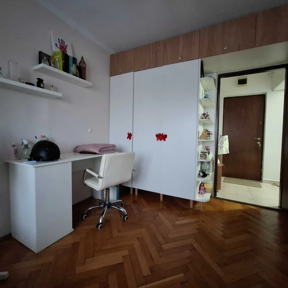 BRASADAS vinde ap cam etaj 2 in zona Avram Iancu. - Agentia Imobiliara BRASADAS vinde apartament 3 camere semidecomandat la etajul 2. Situat pe strada Avram Iancu in apropierea stadionului Olimpia, imobilul dispune de două dormitoare, o bucătărie deschisă cu livingul, o baie, un balcon și două cămări, geamuri termopan și parțial mobilat. Acest apartament este ideal pentru o familie cu copii, într-o zonă liniștită cu acces facil la transport, magazine, școli și parcuri. Www.brasadas.com.