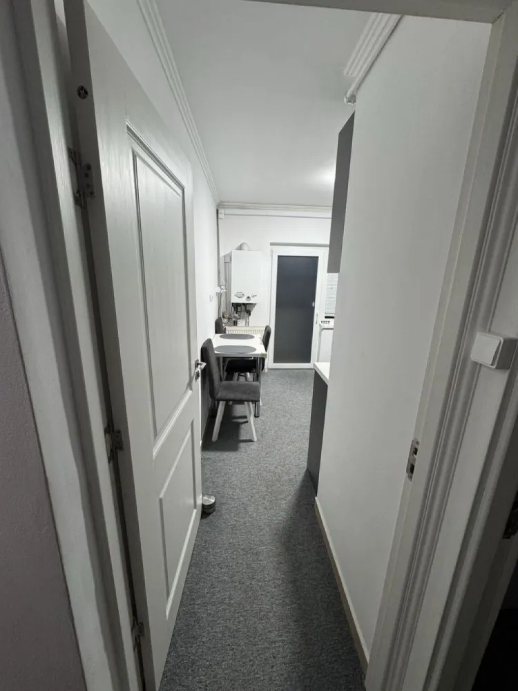 BRASADAS vinde ap 2 cam etaj 3/4 Micro 17. - Agentia Imobiliara BRASADAS vinde apartament cu 2 camere, decomandat, situat în cartierul Micro 17 pe strada Brașov, cu o suprafață de aproximativ 50 mp, situat la etajul 3 al unui imobil bine întreținut. Apartamentul este izolat și are o compartimentare practică, fiind compus din hol, dormitor, living, bucătărie, baie și două balcoane. Locuința dispune de boxă în beci și loc de parcare. Este situată într-o zonă liniștită, ideală pentru familie, cu acces facil la piață, grădiniță, școală, parcuri și magazine. Apartamentul se vinde mobilat și utilat, fiind gata pentru mutare imediată. Www.brasadas.com.