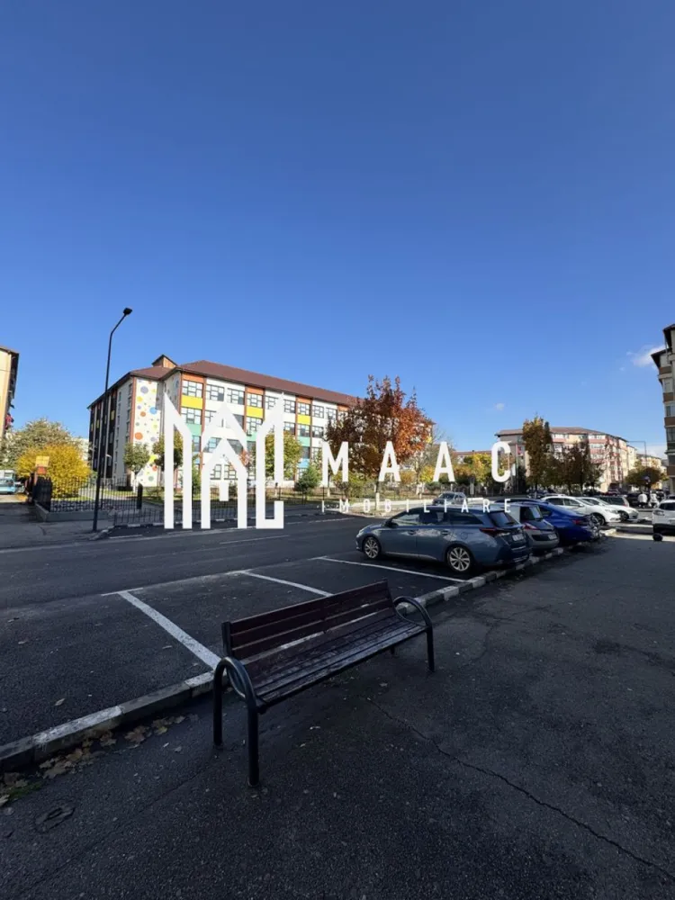 Apartament 3 Camere | zona Ostroveni | Vedere Panoramica - MAAC Imobiliare vă propune spre vânzare un apartament complet renovat și modern finisat, situat în Blocul A53, vizavi de Școala Gimnazială Anton Pann. Proprietatea are o suprafață utilă de 67 mp și este compusă din 3 camere, baie, cameră pentru mașina de spălat/uscătorie, debarale și un balcon închis. Apartamentul se află la etajul 5, într-un bloc dotat cu lift. A fost renovat integral, beneficiind de: izolație termică exterioară, termopane, instalație electrică nouă, centrală electrică proprie, finisaje moderne și plăcute. Zona este liniștită și verde, cu acces facil către parcuri de joacă, școli, spitale, catedrale, magazine, piețe și obiective turistice. În apropiere se află ștranduri și lacuri, ideale pentru petrecerea timpului liber în natură. Accesul către centrul orașului este rapid și comod. Pentru mai multe detalii și programarea unei vizionări, contactați MAAC Imobiliare. - CP2784814 }}