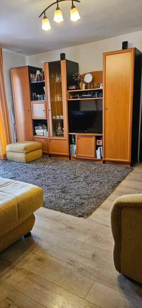 BRASADAS vinde ap 2 cam. Micro 16, etaj 4/4. - Agentia Imobiliara BRASADAS vinde apartament mobilat cu 2 camere, situat pe str. Fagarasului din Satu Mare, intr-o zona linistita si bine conectata la mijloacele de transport, magazine, scoli si alte facilitati. Apartamentul este complet mobilat si utilat. Detalii apartament: - Suprafata utila: 52 mp; - Compartimentare: semidecomandat; - Etaj: 4/4; - Interfon; - Bucatarie complet mobilata si utilata; - Balcon: 4,5 mp; - Incalzire: centrala proprie prin condensare; - Aer conditionat; - Bloc izolat termic; - Acoperis din poala. Www.brasadas.com.