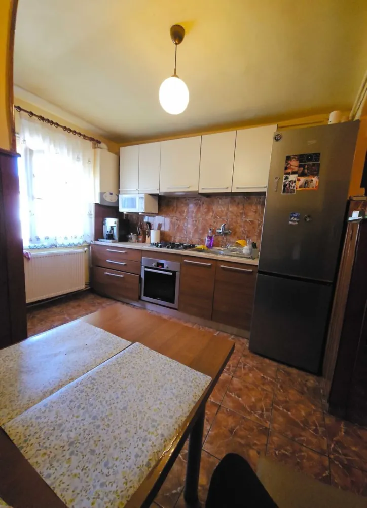 BRASADAS vinde ap 2 cam. Micro 16, etaj 4/4. - Agentia Imobiliara BRASADAS vinde apartament mobilat cu 2 camere, situat pe str. Fagarasului din Satu Mare, intr-o zona linistita si bine conectata la mijloacele de transport, magazine, scoli si alte facilitati. Apartamentul este complet mobilat si utilat. Detalii apartament: - Suprafata utila: 52 mp; - Compartimentare: semidecomandat; - Etaj: 4/4; - Interfon; - Bucatarie complet mobilata si utilata; - Balcon: 4,5 mp; - Incalzire: centrala proprie prin condensare; - Aer conditionat; - Bloc izolat termic; - Acoperis din poala. Www.brasadas.com.