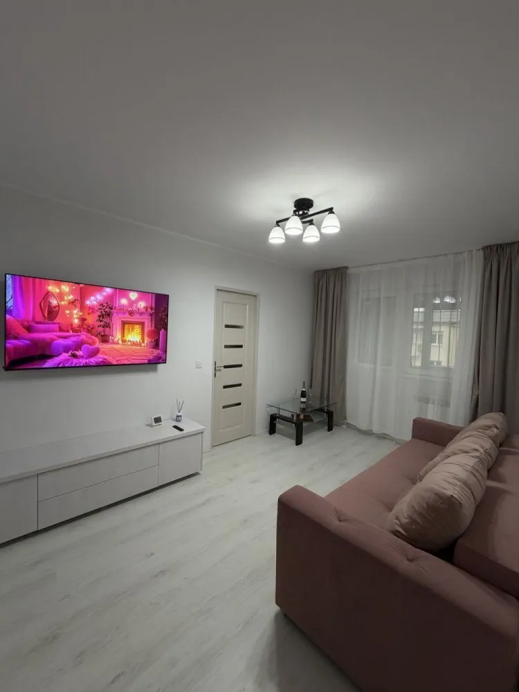 BRASADAS vinde ap 2 cam etaj 4/4 - Zona Micro 15. - Agenția imobiliara BRASADAS vinde apartament 2 camere RENOVAT premium, la cheie în zona Micro 15.situat la etajul 4, într-un imobil cu acoperiș. Proprietatea a fost renovată integral de la A la Z, cu atenție la detalii, folosind materiale de calitate superioară. Totul este nou, neutilizat. Apartamentul se predă la cheie, fiind gata pentru mutare imediată, fără costuri suplimentare. Ideal pentru cei care își doresc confort, siguranță și un spațiu modern, dar și pentru investiție. Www.brasadas.com.