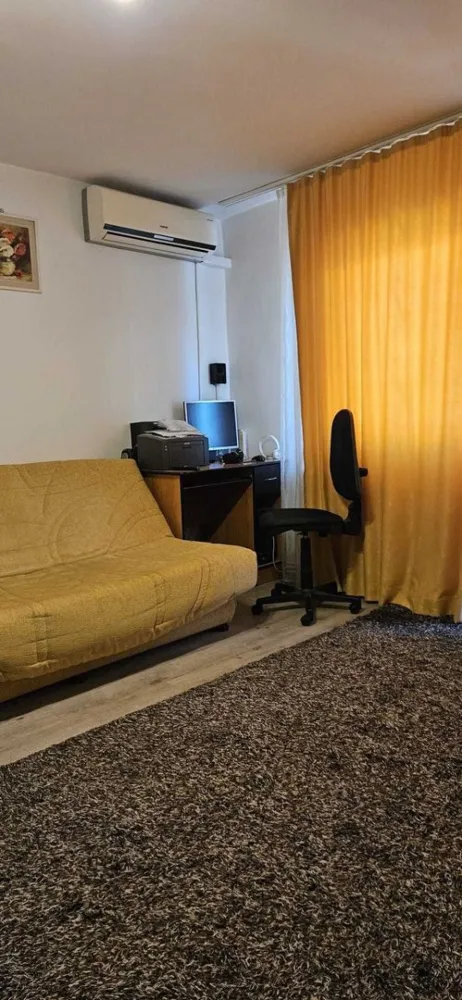 BRASADAS vinde ap 2 cam. Micro 16, etaj 4/4. - Agentia Imobiliara BRASADAS vinde apartament mobilat cu 2 camere, situat pe str. Fagarasului din Satu Mare, intr-o zona linistita si bine conectata la mijloacele de transport, magazine, scoli si alte facilitati. Apartamentul este complet mobilat si utilat. Detalii apartament: - Suprafata utila: 52 mp; - Compartimentare: semidecomandat; - Etaj: 4/4; - Interfon; - Bucatarie complet mobilata si utilata; - Balcon: 4,5 mp; - Incalzire: centrala proprie prin condensare; - Aer conditionat; - Bloc izolat termic; - Acoperis din poala. Www.brasadas.com.