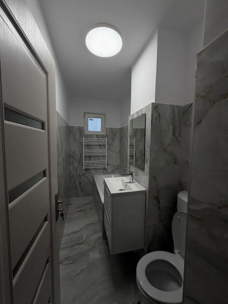 BRASADAS vinde ap 2 cam etaj 4/4 - Zona Micro 15. - Agenția imobiliara BRASADAS vinde apartament 2 camere RENOVAT premium, la cheie în zona Micro 15.situat la etajul 4, într-un imobil cu acoperiș. Proprietatea a fost renovată integral de la A la Z, cu atenție la detalii, folosind materiale de calitate superioară. Totul este nou, neutilizat. Apartamentul se predă la cheie, fiind gata pentru mutare imediată, fără costuri suplimentare. Ideal pentru cei care își doresc confort, siguranță și un spațiu modern, dar și pentru investiție. Www.brasadas.com.