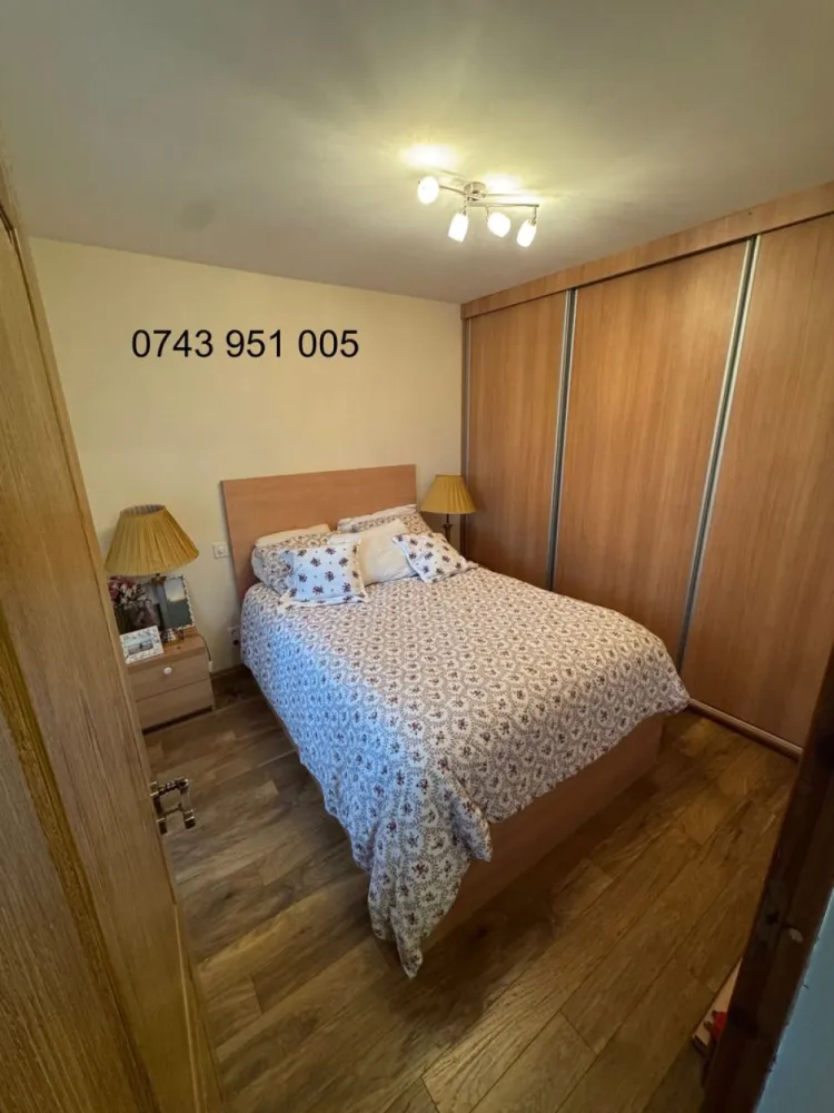 BRASADAS vinde ap cam etaj 1/4 in Micro 15. - Agenția imobiliara BRASADAS vinde apartament cu doua camere, in zona Micro 15 la etajul 1/4 ,intr-o zona cu facilitati si acces usor la spitalul judetean,piata de alimente ,statie de autobuz,etc. Apartamenul are 42 de metri patrati si este complet renovat. Electricitatea , instalatia de apa si canalizarea sunt noi.Geamurile termopan noi cu jaluzele elctrice noi . Usa de la intrare cat si usile interioare sunt noi. Incalzirea este noua. Balconul este inchis cu termopan. Apartamentul se vinde cu: Bucataria complet utilata compusa din, cuptor ,plita pe inductie,cuptor cu microunde si frigider cu congelator. Livingul este mobilat si are canapea extensibila. Dormitorul e compus din dulap incastrat pe dimensiune si pat cu saltea pe comanda noua. Balconul este echipat cu masina de spalat si masina de uscat haine . Baia este cu cada,chiuveta si wc suspendat . Holul are spatii de organizare si depozitare . Www.brasadas.com.