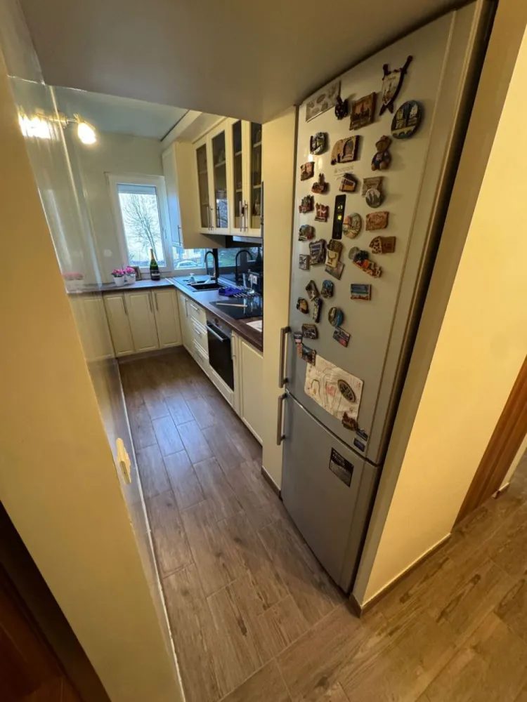 BRASADAS vinde ap cam etaj 1/4 in Micro 15. - Agenția imobiliara BRASADAS vinde apartament cu doua camere, in zona Micro 15 la etajul 1/4 ,intr-o zona cu facilitati si acces usor la spitalul judetean,piata de alimente ,statie de autobuz,etc. Apartamenul are 42 de metri patrati si este complet renovat. Electricitatea , instalatia de apa si canalizarea sunt noi.Geamurile termopan noi cu jaluzele elctrice noi . Usa de la intrare cat si usile interioare sunt noi. Incalzirea este noua. Balconul este inchis cu termopan. Apartamentul se vinde cu: Bucataria complet utilata compusa din, cuptor ,plita pe inductie,cuptor cu microunde si frigider cu congelator. Livingul este mobilat si are canapea extensibila. Dormitorul e compus din dulap incastrat pe dimensiune si pat cu saltea pe comanda noua. Balconul este echipat cu masina de spalat si masina de uscat haine . Baia este cu cada,chiuveta si wc suspendat . Holul are spatii de organizare si depozitare . Www.brasadas.com.