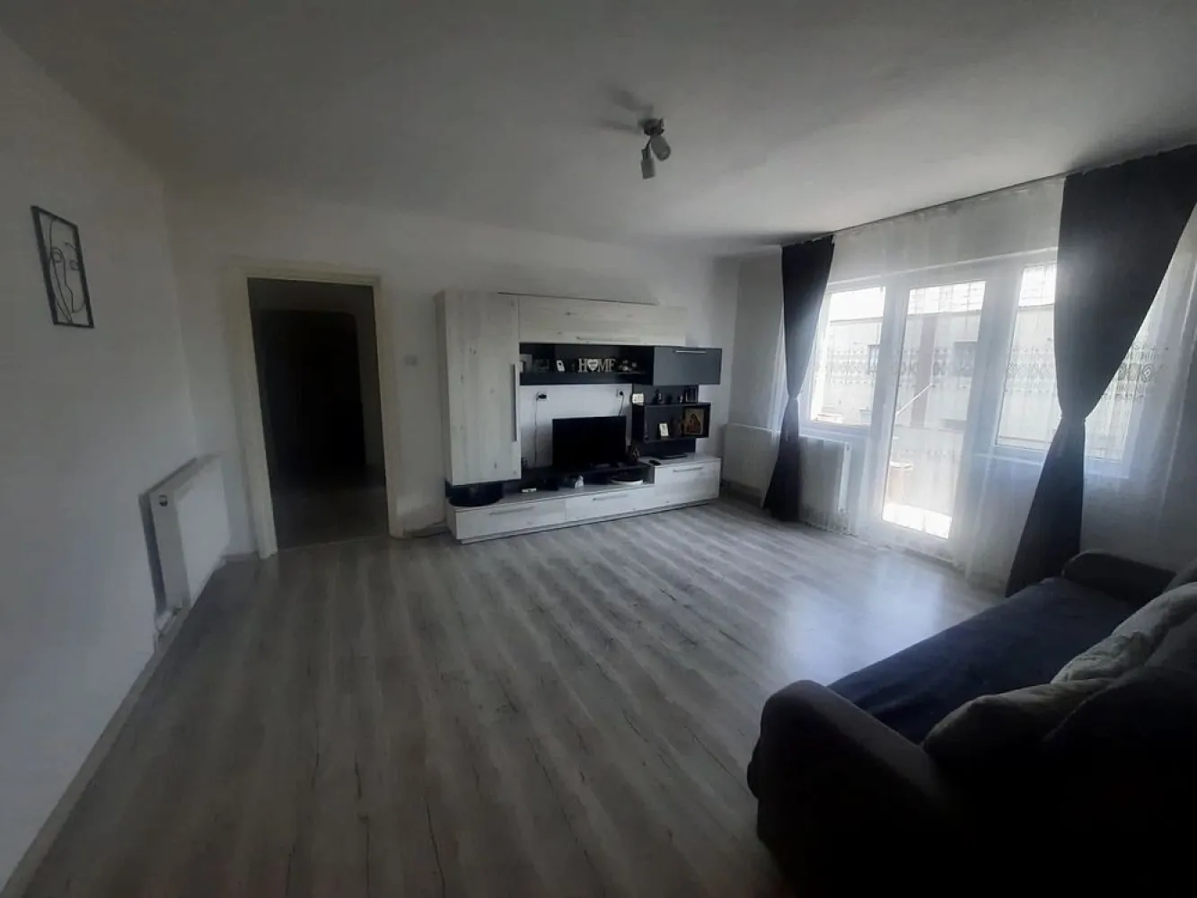 BRASADAS vinde ap 2 cam etaj 4/4 in Micro 16. - Agentia Imobiliara BRASADAS vinde apartament cu 2 camere la etajul 4/4 in Micro 16. Recent renovat Spațios In apropiere de supermarket, Scoala , grădinița, parc Zona, bloc liniștit. Www.brasadas.com.