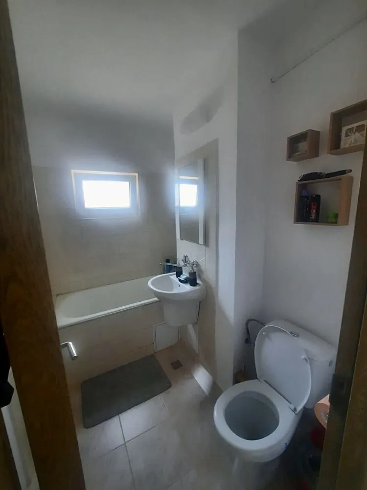 BRASADAS vinde ap 2 cam etaj 4/4 in Micro 16. - Agentia Imobiliara BRASADAS vinde apartament cu 2 camere la etajul 4/4 in Micro 16. Recent renovat Spațios In apropiere de supermarket, Scoala , grădinița, parc Zona, bloc liniștit. Www.brasadas.com.