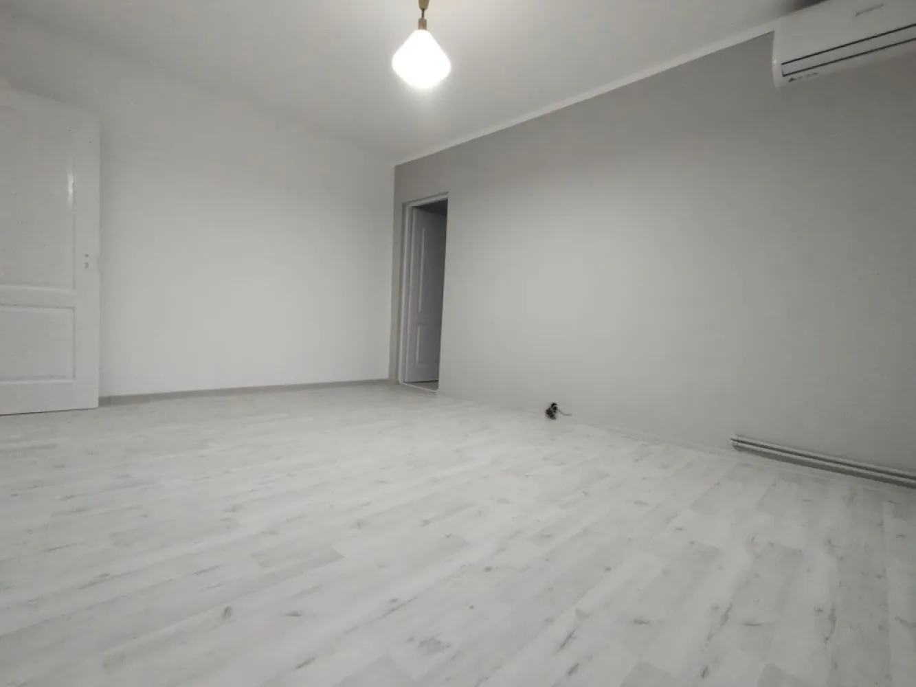 Apartament 2 camere Micro 15 - Agentia Imobiliara BRASADAS vinde apartament situat în Micro 15, la etajul 3/4 cu o suprafață de 41 mp, într-o zonă foarte bună, aproape de școală, grădiniță, stație de autobuz și magazine. Ideal pentru locuit sau investiție. Apartamentul este proaspăt renovat, cu finisaje moderne, totul fiind NOU. Centrală termică nouă, aer condiționat nou, uși interioare noi, ușă de intrare metalică, faianță și gresie noi, parchet laminat nou, termopane noi. Geam la baie, baie cu cadă, balcon semiînchis, spațiu de depozitare în hol, scară de bloc curată și îngrijită, interfon. Apartamentul este luminos, bine compartimentat și gata de mutat, fără nicio investiție suplimentară. Www.brasadas.com.