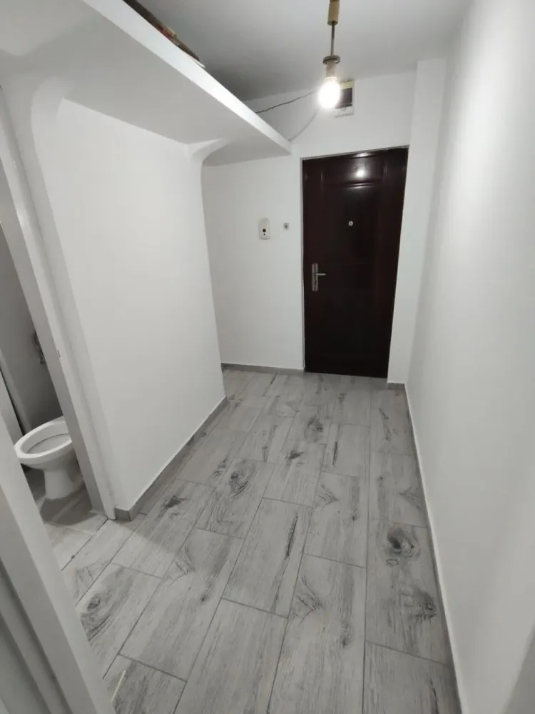 Apartament 2 camere Micro 15 - Agentia Imobiliara BRASADAS vinde apartament situat în Micro 15, la etajul 3/4 cu o suprafață de 41 mp, într-o zonă foarte bună, aproape de școală, grădiniță, stație de autobuz și magazine. Ideal pentru locuit sau investiție. Apartamentul este proaspăt renovat, cu finisaje moderne, totul fiind NOU. Centrală termică nouă, aer condiționat nou, uși interioare noi, ușă de intrare metalică, faianță și gresie noi, parchet laminat nou, termopane noi. Geam la baie, baie cu cadă, balcon semiînchis, spațiu de depozitare în hol, scară de bloc curată și îngrijită, interfon. Apartamentul este luminos, bine compartimentat și gata de mutat, fără nicio investiție suplimentară. Www.brasadas.com.