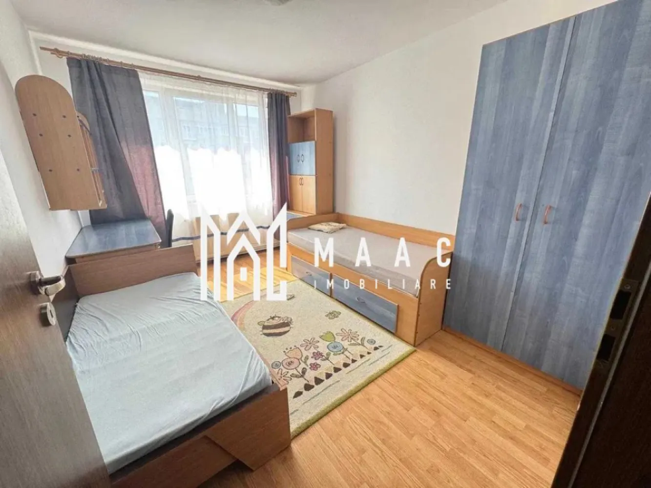 Apartament 3 camere | 70MPU | Mihai Viteazu - MAAC Imobiliare vă prezintă spre închiriere un apartament deosebit, situat într-o zonă apreciată a orașului, pe Bulevardul Mihai Viteazu. Apartamentul este decomandat , cuprinde 2 dormitoare, un living, o baie si bucatarie . Bucătărie mobilată și utilată, cu spații de depozitare bine gândite Baie cu geam de aerisire și cadă Apartamentul are centrală termică proprie si aer conditionat Poziționat excelent, apartamentul oferă acces rapid către principalele puncte de interes: centre comerciale, , școli, farmacii și mijloace de transport în comun. Zona este una liniștită, sigură și bine cotată pe piața imobiliară. Nu se accepta animale de companie Preț de închiriere: 2200 lei/lună Se percepe o garantie in cuantumul unei chirii lunare Pentru detalii suplimentare și programarea unei vizionări, vă invităm să contactați echipa MAAC Imobiliare si precizati telefonic ca ati vazut anuntul cu ID:2784658 }}