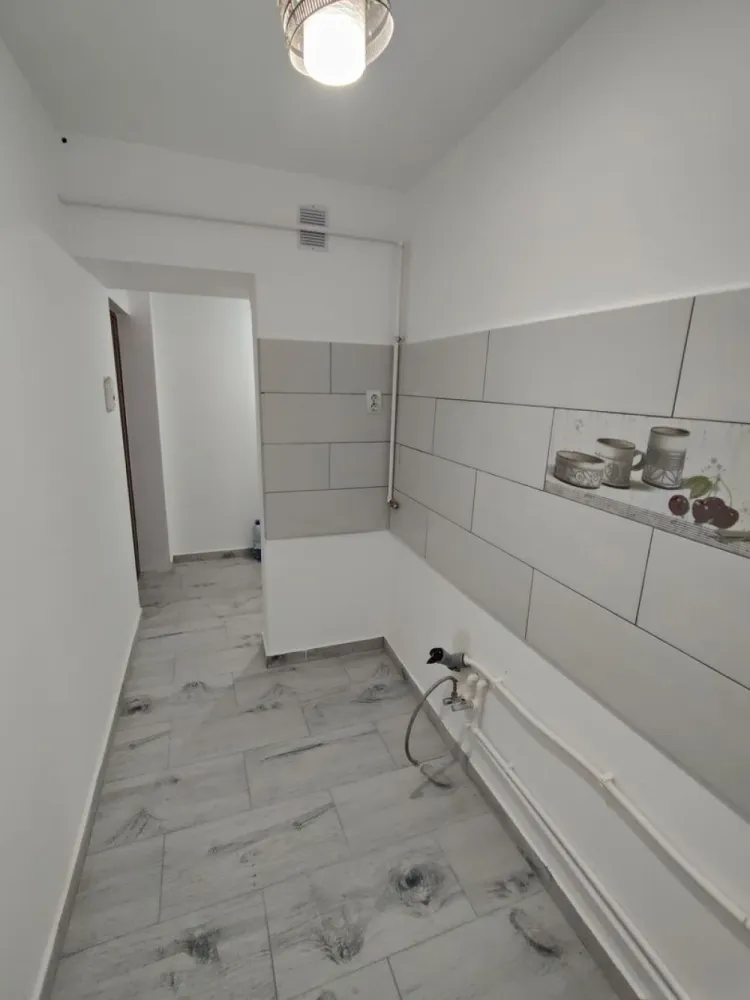 Apartament 2 camere Micro 15 - Agentia Imobiliara BRASADAS vinde apartament situat în Micro 15, la etajul 3/4 cu o suprafață de 41 mp, într-o zonă foarte bună, aproape de școală, grădiniță, stație de autobuz și magazine. Ideal pentru locuit sau investiție. Apartamentul este proaspăt renovat, cu finisaje moderne, totul fiind NOU. Centrală termică nouă, aer condiționat nou, uși interioare noi, ușă de intrare metalică, faianță și gresie noi, parchet laminat nou, termopane noi. Geam la baie, baie cu cadă, balcon semiînchis, spațiu de depozitare în hol, scară de bloc curată și îngrijită, interfon. Apartamentul este luminos, bine compartimentat și gata de mutat, fără nicio investiție suplimentară. Www.brasadas.com.