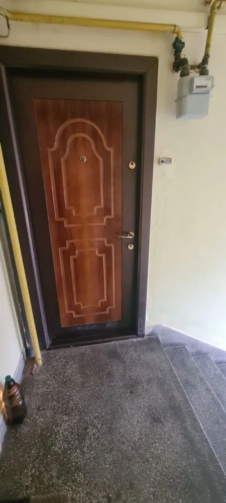 BRASADAS vinde ap 2 cam etaj 44 zona ultracentrala. - Agentia Imobiliara BRASADAS apartament 2 camere format din bucătărie, cămară de alimente, hol, living, dormitor, baie în suprafață totală de 60 mp, situat la etajul 4 din 4 a unui imobil situat pe Bld. I.C. Brătianu ( centru vechi), fără probleme la acoperiș. Dotat cu ușa metalică de intrare, geamuri termopane, centrală termică individuală inclusiv clima. Apartamentul este situat într-o zonă centrală, aproape de parcuri și centre de distracție. Ai acces ușor la multe cafenele, restaurante și muzee. Transportul public este la câțiva pași, ceea ce îți va facilita deplasările. În apropiere se află și supermarketuri pentru cumpărături rapide.