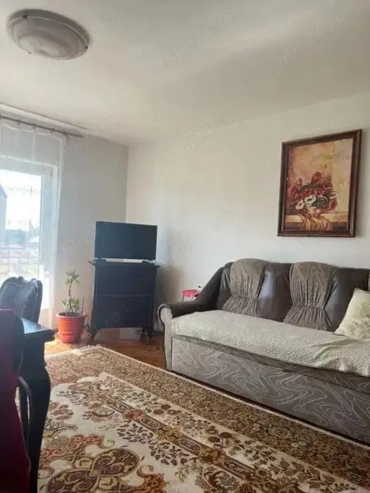 BRASADAS vinde ap 2 cam etaj 3/4 in Micro 17. - Agentia Imobiliara BRASADAS vinde apartament in Micro 17 la etajul 3/4 mobilat și utilat. Este situat în proximitatea noului pod. Este compus din 2 camere decomandate, living și dormitor spațios. Bucătăria dotata, cămara de alimente și balcon tip loja. Loc de parcare inclus, aer condiționat. Hol, baie și un salon de 25 mp. Zona foarte buna, potrivit pentru familii cu copii. In proximitate se afla scoli, gradinite, creșă, acces facil la mijloace de transport, piața alimentara, supermarket etc Www.brasadas.com