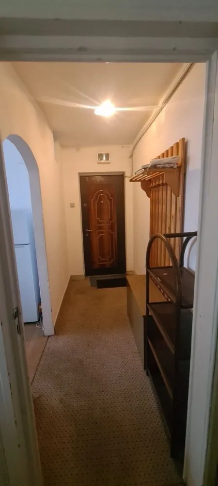 BRASADAS vinde ap 2 cam etaj 44 zona ultracentrala. - Agentia Imobiliara BRASADAS apartament 2 camere format din bucătărie, cămară de alimente, hol, living, dormitor, baie în suprafață totală de 60 mp, situat la etajul 4 din 4 a unui imobil situat pe Bld. I.C. Brătianu ( centru vechi), fără probleme la acoperiș. Dotat cu ușa metalică de intrare, geamuri termopane, centrală termică individuală inclusiv clima. Apartamentul este situat într-o zonă centrală, aproape de parcuri și centre de distracție. Ai acces ușor la multe cafenele, restaurante și muzee. Transportul public este la câțiva pași, ceea ce îți va facilita deplasările. În apropiere se află și supermarketuri pentru cumpărături rapide.