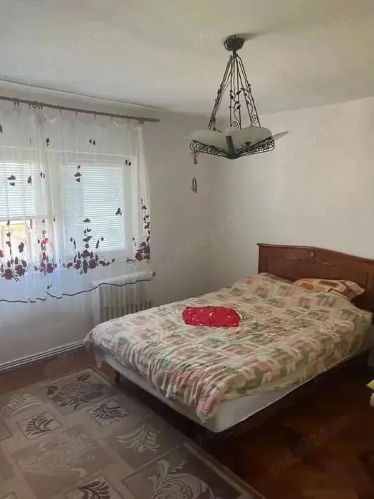 BRASADAS vinde ap 2 cam etaj 3/4 in Micro 17. - Agentia Imobiliara BRASADAS vinde apartament in Micro 17 la etajul 3/4 mobilat și utilat. Este situat în proximitatea noului pod. Este compus din 2 camere decomandate, living și dormitor spațios. Bucătăria dotata, cămara de alimente și balcon tip loja. Loc de parcare inclus, aer condiționat. Hol, baie și un salon de 25 mp. Zona foarte buna, potrivit pentru familii cu copii. In proximitate se afla scoli, gradinite, creșă, acces facil la mijloace de transport, piața alimentara, supermarket etc Www.brasadas.com
