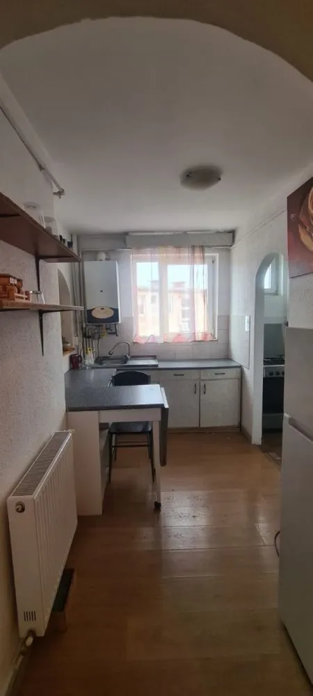 BRASADAS vinde ap 2 cam etaj 44 zona ultracentrala. - Agentia Imobiliara BRASADAS apartament 2 camere format din bucătărie, cămară de alimente, hol, living, dormitor, baie în suprafață totală de 60 mp, situat la etajul 4 din 4 a unui imobil situat pe Bld. I.C. Brătianu ( centru vechi), fără probleme la acoperiș. Dotat cu ușa metalică de intrare, geamuri termopane, centrală termică individuală inclusiv clima. Apartamentul este situat într-o zonă centrală, aproape de parcuri și centre de distracție. Ai acces ușor la multe cafenele, restaurante și muzee. Transportul public este la câțiva pași, ceea ce îți va facilita deplasările. În apropiere se află și supermarketuri pentru cumpărături rapide.