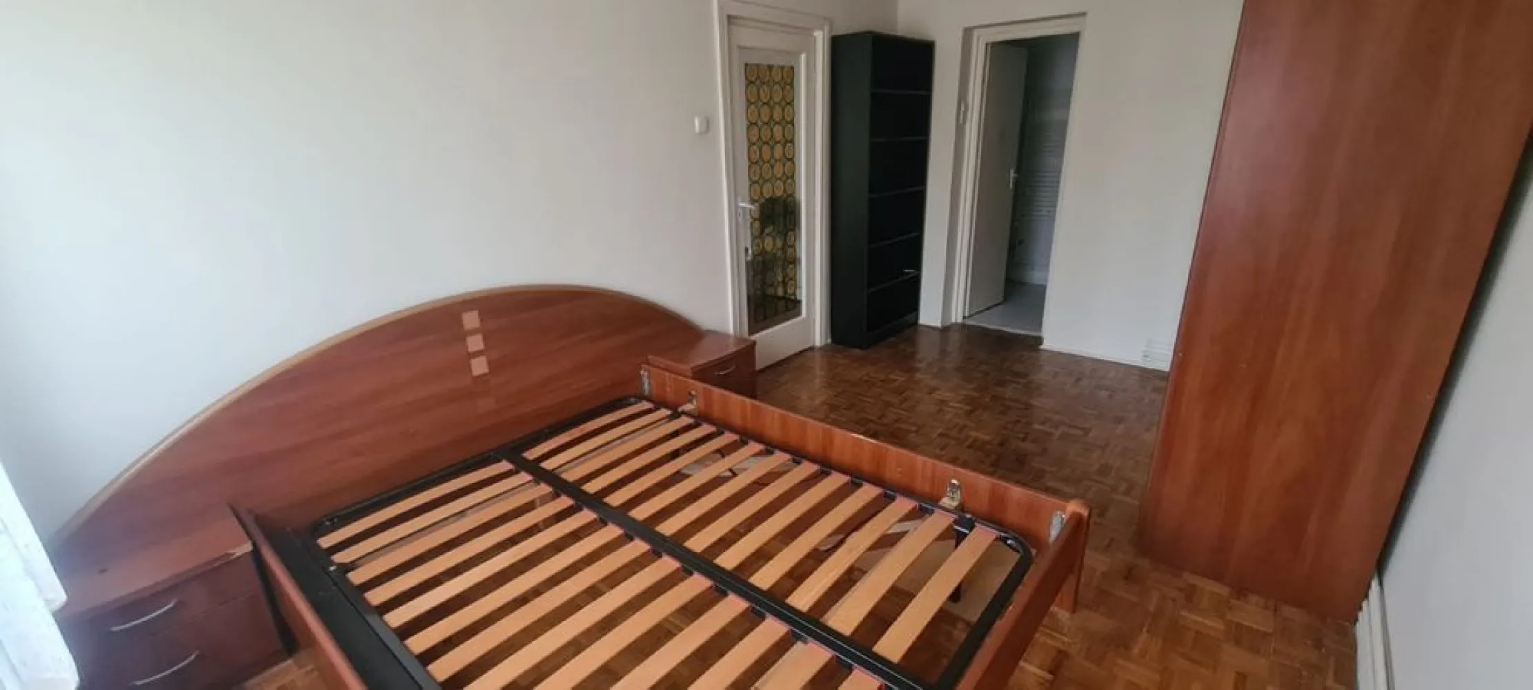 BRASADAS vinde ap 2 cam etaj 44 zona ultracentrala. - Agentia Imobiliara BRASADAS apartament 2 camere format din bucătărie, cămară de alimente, hol, living, dormitor, baie în suprafață totală de 60 mp, situat la etajul 4 din 4 a unui imobil situat pe Bld. I.C. Brătianu ( centru vechi), fără probleme la acoperiș. Dotat cu ușa metalică de intrare, geamuri termopane, centrală termică individuală inclusiv clima. Apartamentul este situat într-o zonă centrală, aproape de parcuri și centre de distracție. Ai acces ușor la multe cafenele, restaurante și muzee. Transportul public este la câțiva pași, ceea ce îți va facilita deplasările. În apropiere se află și supermarketuri pentru cumpărături rapide.