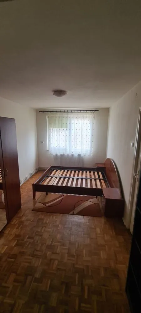 BRASADAS vinde ap 2 cam etaj 44 zona ultracentrala. - Agentia Imobiliara BRASADAS apartament 2 camere format din bucătărie, cămară de alimente, hol, living, dormitor, baie în suprafață totală de 60 mp, situat la etajul 4 din 4 a unui imobil situat pe Bld. I.C. Brătianu ( centru vechi), fără probleme la acoperiș. Dotat cu ușa metalică de intrare, geamuri termopane, centrală termică individuală inclusiv clima. Apartamentul este situat într-o zonă centrală, aproape de parcuri și centre de distracție. Ai acces ușor la multe cafenele, restaurante și muzee. Transportul public este la câțiva pași, ceea ce îți va facilita deplasările. În apropiere se află și supermarketuri pentru cumpărături rapide.