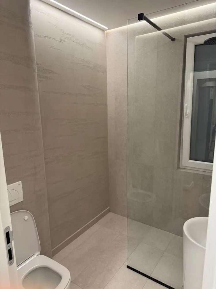 BRASADAS vinde ap 2 cam 55mp 2024 UTILAT etajul 1. - Agentia Imobiliara BRASADAS vinde apartament UTILAT cu doua camere constructie 2024. - parchet multistrat Barlinek - ⁠AC cu inverter Mitsubishi - ⁠masina de spalat Whirpool - ⁠masina uscat Whirpool - ⁠mobilier hol electrocasnice incorporate - ⁠sifonier dormitor - ⁠pat dormitor+saltea - ⁠noptiera - ⁠baie finisata - ⁠lustre iluminat, dimabil in dormitor. - ⁠centrala buderus - ⁠termostat salus wi-fi - ⁠plasa de tantari - ⁠usi porta cu balamale ascunse www.brasadas.com.