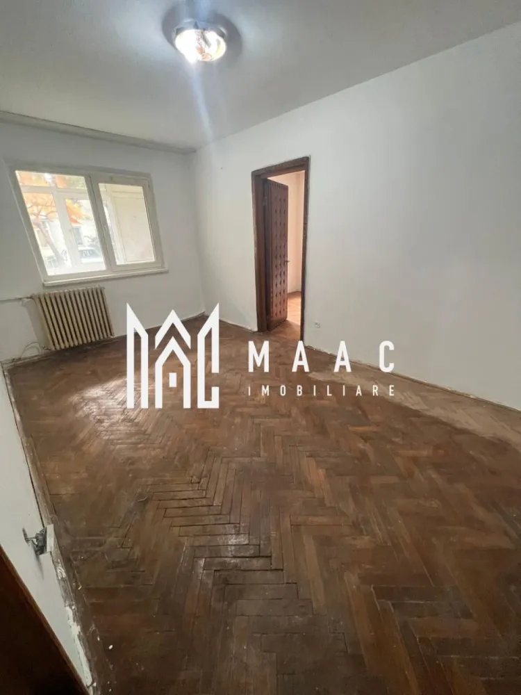 Apartament 2 camere | Ostroveni | Parter - Apartament cu 2 camere – Parter, Cartier Ostroveni – Pretabil și pentru spațiu comercial MAAC Imobiliare vă oferă spre vânzare un apartament cu 2 camere, situat la parter, în unul dintre cele mai căutate cartiere ale orașului – Ostroveni. Locația este excelentă, având în apropiere multiple instituții, magazine și puncte de interes, oferind acces facil către toate zonele importante ale orașului. Zonă: Ostroveni Etaj: Parter Suprafață totală utila cu balcon 44mp, suprafata totala fara balcon 39mp. Compartimentare: funcțională Stare: necesită renovare Datorită poziționării sale strategice, apartamentul este pretabil atât pentru locuință, cât și pentru activități comerciale – cum ar fi birou, cabinet, magazin sau salon. Avantaje: * Parter – acces facil, vizibilitate excelentă * Suprafață totală de 44 mp * Zonă circulată, aproape de instituții și magazine * Poate fi amenajat după preferințele viitorului proprietar * Ideal pentru locuință sau pentru deschiderea unei afaceri Pentru mai multe informații și pentru programarea unei vizionări, contactați MAAC Imobiliare. id: CP2784606 - SP }}