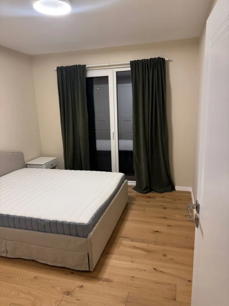 BRASADAS vinde ap 2 cam 55mp 2024 UTILAT etajul 1. - Agentia Imobiliara BRASADAS vinde apartament UTILAT cu doua camere constructie 2024. - parchet multistrat Barlinek - ⁠AC cu inverter Mitsubishi - ⁠masina de spalat Whirpool - ⁠masina uscat Whirpool - ⁠mobilier hol electrocasnice incorporate - ⁠sifonier dormitor - ⁠pat dormitor+saltea - ⁠noptiera - ⁠baie finisata - ⁠lustre iluminat, dimabil in dormitor. - ⁠centrala buderus - ⁠termostat salus wi-fi - ⁠plasa de tantari - ⁠usi porta cu balamale ascunse www.brasadas.com.
