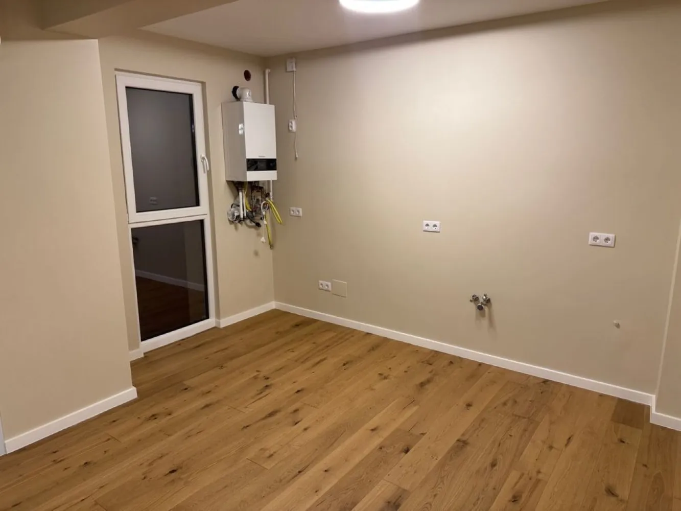 BRASADAS vinde ap 2 cam 55mp 2024 UTILAT etajul 1. - Agentia Imobiliara BRASADAS vinde apartament UTILAT cu doua camere constructie 2024. - parchet multistrat Barlinek - ⁠AC cu inverter Mitsubishi - ⁠masina de spalat Whirpool - ⁠masina uscat Whirpool - ⁠mobilier hol electrocasnice incorporate - ⁠sifonier dormitor - ⁠pat dormitor+saltea - ⁠noptiera - ⁠baie finisata - ⁠lustre iluminat, dimabil in dormitor. - ⁠centrala buderus - ⁠termostat salus wi-fi - ⁠plasa de tantari - ⁠usi porta cu balamale ascunse www.brasadas.com.