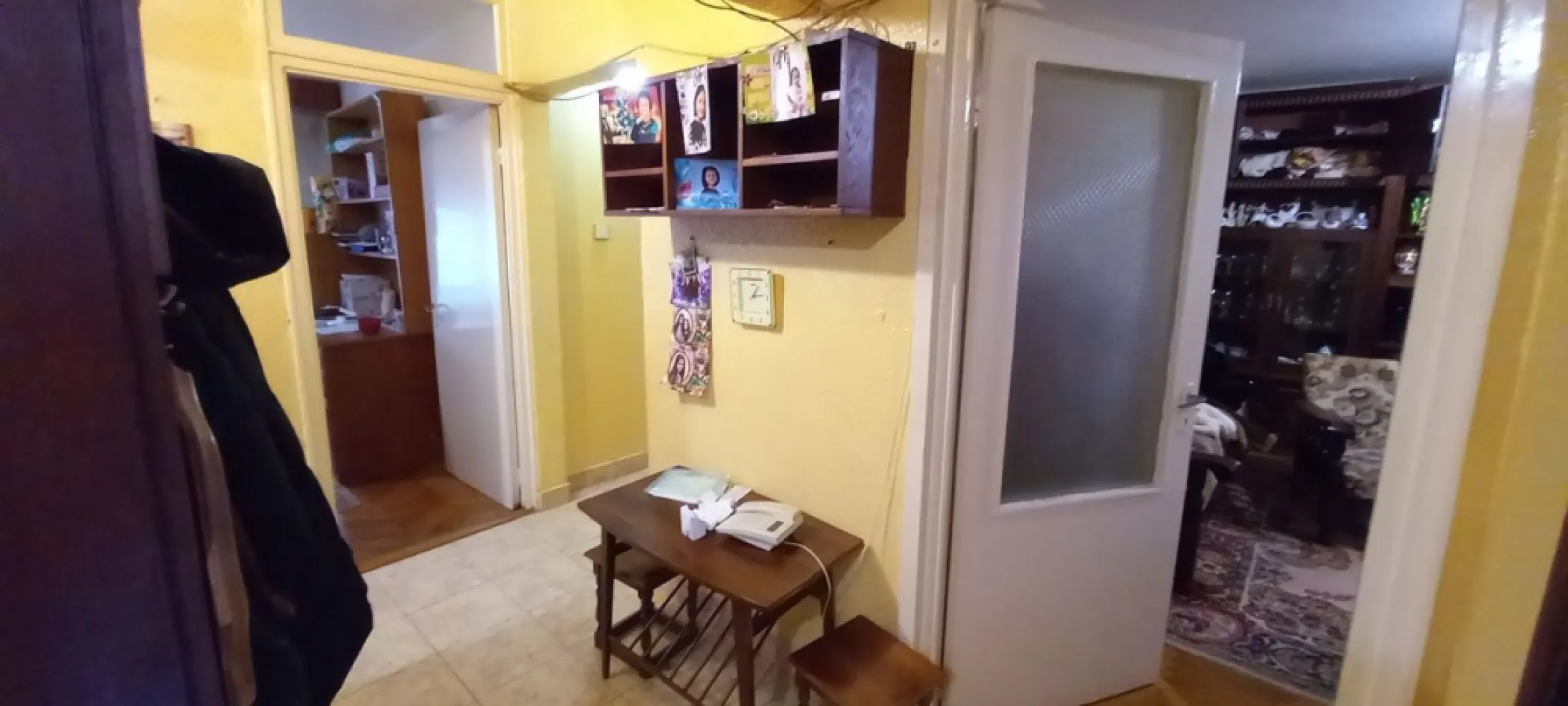 BRASADAS vinde ap 3 cam Micro 16, et. 1/4. - Agenția imobiliara BRASADAS vinde apartament 3 camere, decomandat, 2 băi, 1 balcon închis, 1 balcon deschis, etaj 1, în M 16, str. Rozmarin, Nr 2, Satu Mare, zonă foarte bună și liniștită, în apropiere exista stație de autobuz, mai multe parcuri, magazine, școală și grădiniță, loc de parcare pentru reședință, scara de bloc este îngrijită, nu sunt probleme cu vecinii. Se poate locui în starea actuală sau se poate renova după preferințele fiecăruia. Centrala termica este noua, mobilierul este din lemn masiv (se poate reconditiona), parchet din lemn masiv, 1 balcon închis cu termopan. Www.brasadas.com.