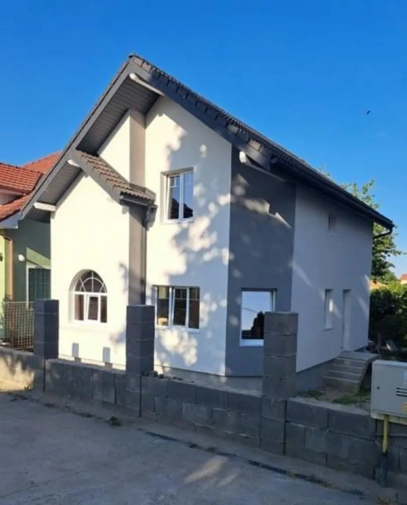 Casă zonă centrală Satu Mare str. Victoriei - Vând casă stada Victoriei, aproape de centrul orașului, compusă din : -3 dormitoare -2 băi -bucătărie -living 35mp Suprafață utilă 115 mp, suprafață teren 500 mp. Prețul afișat este pentru casa în stadiul semifinisat. Pentru cei care doresc să-și personalizeze singuri finisajele interioare prețul imobilului este de 135.000 €. Casa îți oferă posibilitatea să -ți personalizezi interiorul, astfel poți, de exemplu, să reconfigurezi bucataria open-space și să obții 4 dormitoare. Casa este potrivită pentru familii care iubesc confortul, își doresc o casă utilă, ușor de întreținut și vor să nu depindă de mașină. Accesul pe jos este facil spre centrul orasului, școli, gradinițe, Grădina Romei, săli de sport, magazine, Kaufland, Penny, etc. Pentru mai multe detalii sau vizionare, nu ezitați să mă contactați! Tel. 0773782526