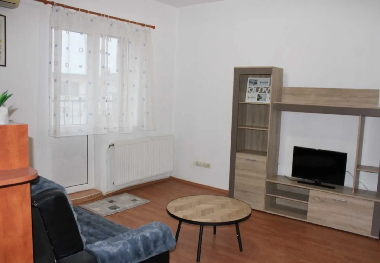 BRASADAS vinde ap 2 cam etaj 4/4 ULTRACENTRAL - Agentia Imobiliara BRASADAS vinde apartament cu doua camere, 60 m utili, situat la etajul 4 din 4 in zonă ultracentrală. -Compartimentare practică: living open-space cu bucătăria, 1 dormitor, balcon și baie. -Aproape de magazine, transport și toate facilitățile. Www.brasadas.com