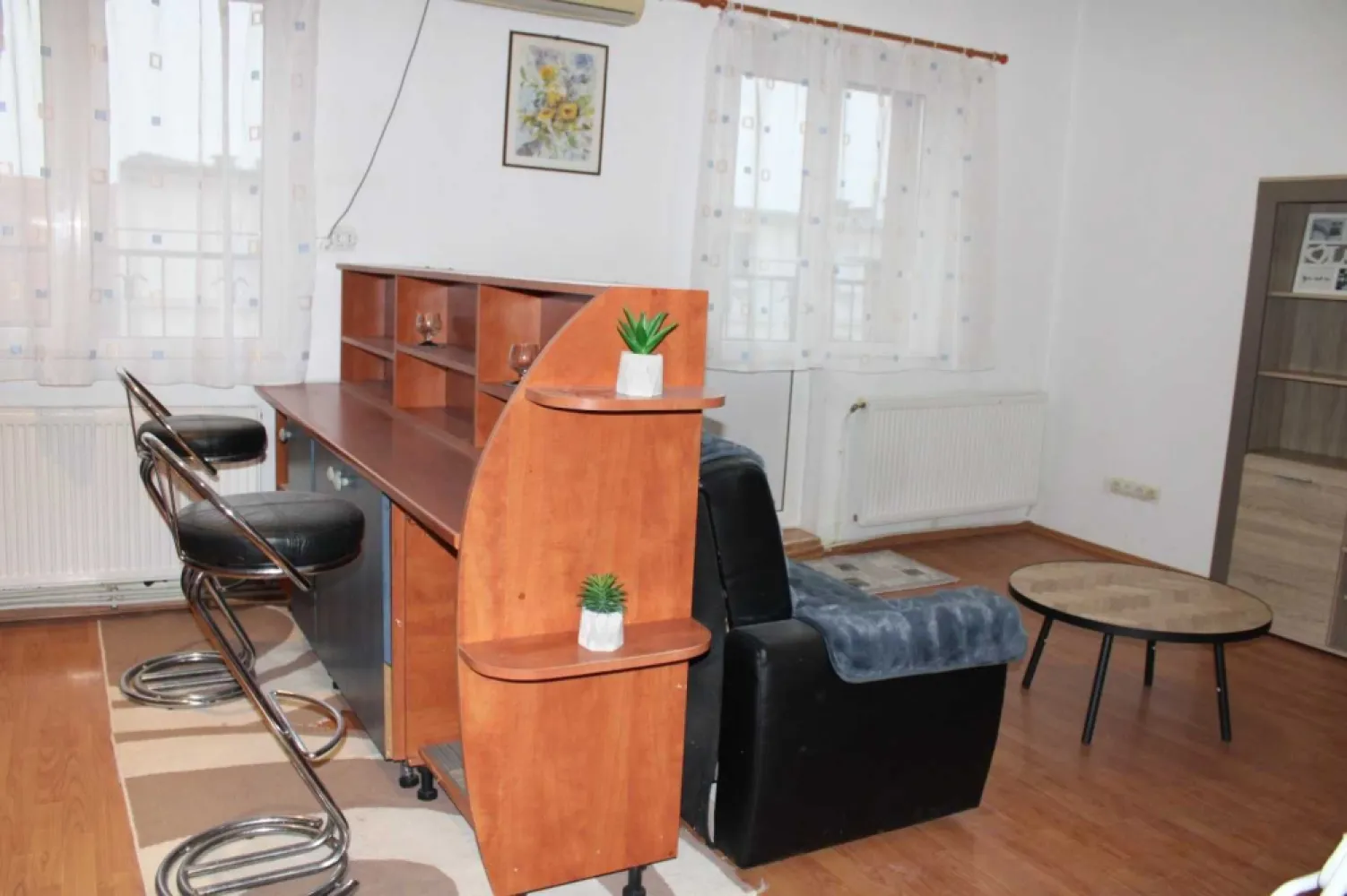 BRASADAS vinde ap 2 cam etaj 4/4 ULTRACENTRAL - Agentia Imobiliara BRASADAS vinde apartament cu doua camere, 60 m utili, situat la etajul 4 din 4 in zonă ultracentrală. -Compartimentare practică: living open-space cu bucătăria, 1 dormitor, balcon și baie. -Aproape de magazine, transport și toate facilitățile. Www.brasadas.com